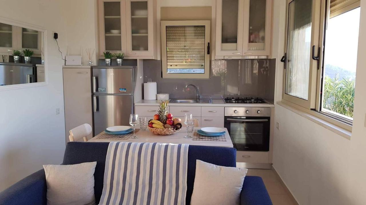 Marina Deluxe Apartments Истро Экстерьер фото